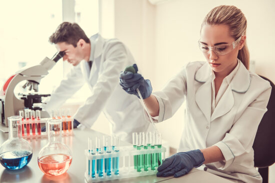 Techniciens travaillant en laboratoire biomédical