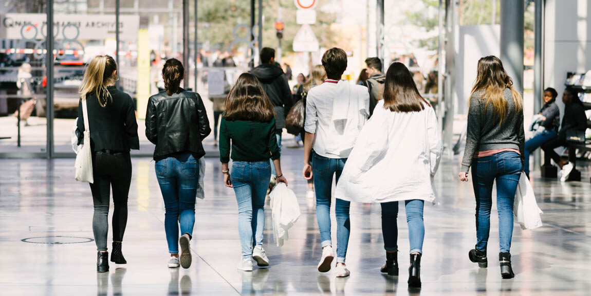 Etudiants marchant dans le hall