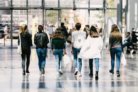 Etudiants marchant dans le hall