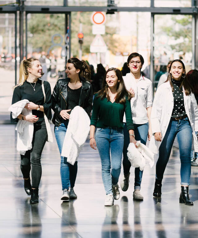 Etudiantes de l'IFTLM marchant dans le hall