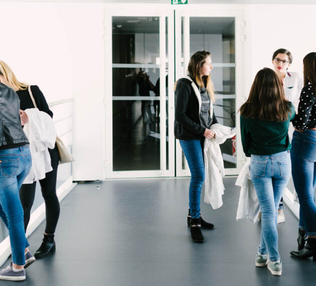 Etudiants dans les couloirs