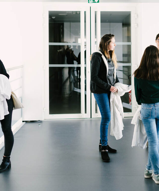 Etudiants dans les couloirs