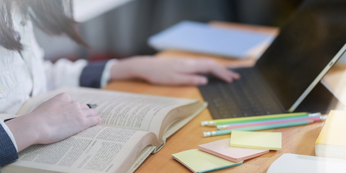 Etudiant travaillant à la bibliothèque