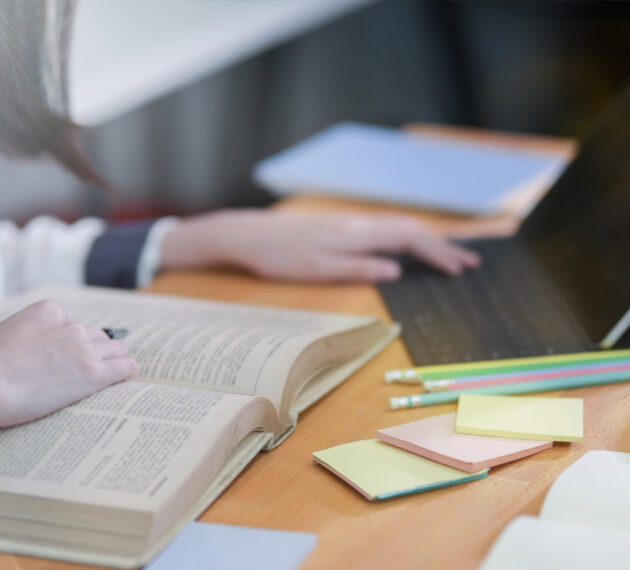 Etudiant travaillant à la bibliothèque