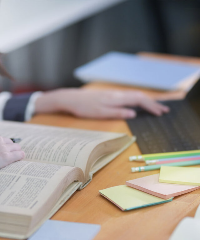 Etudiant travaillant à la bibliothèque