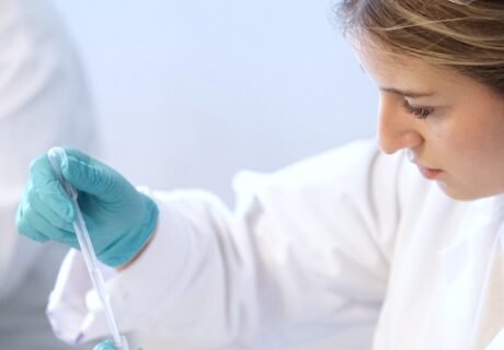 Etudiant en formation pour devenir technicien de laboratoire médical